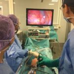 Il Dottor Rovagnati opera con strumenti laparoscopici