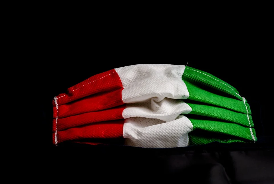 mascherina chirurgica con colori della bandiera italiana